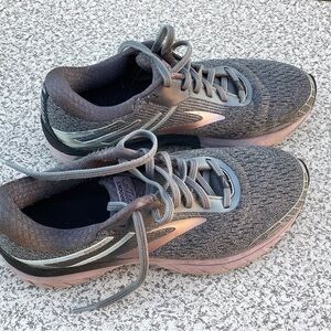 Brooks size 9 gray & purple shoes
